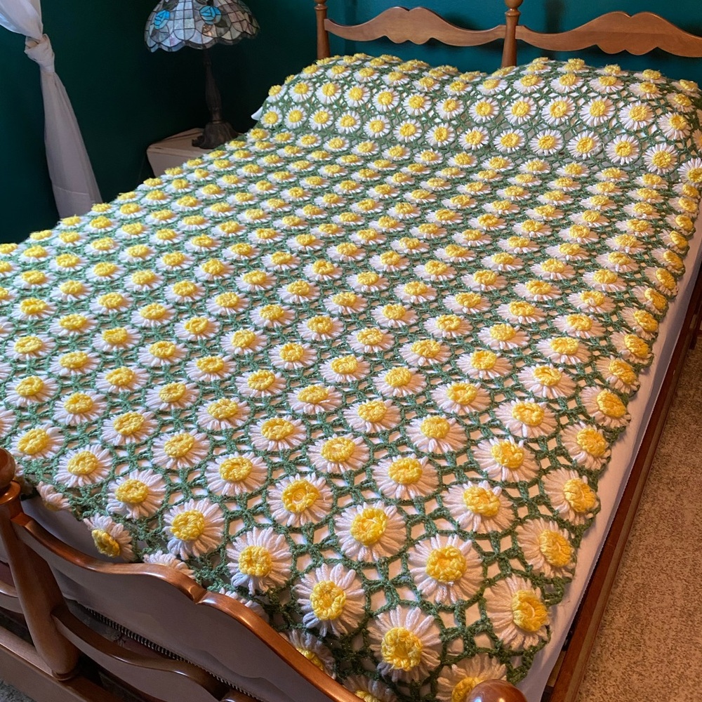 Handmade Daisy Chain Crochet Bedspread - Yellow flowers on green